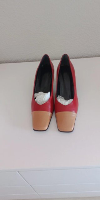 Zapatos de tacón rojos y beige