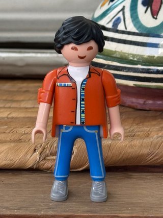 Figura Playmobil chico naranja y azul