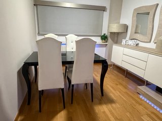 Mesa Comedor Negra, cómoda y 4 Sillas Blancas