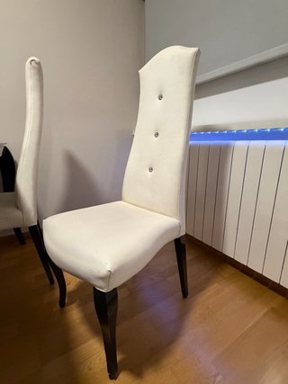 Mesa Comedor Negra, cómoda y 4 Sillas Blancas