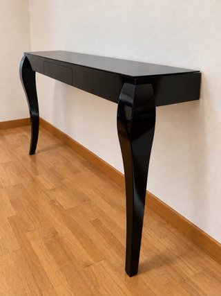 Mesa Comedor Negra, cómoda y 4 Sillas Blancas