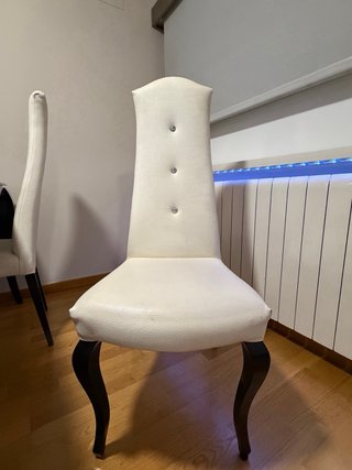 Mesa Comedor Negra, cómoda y 4 Sillas Blancas