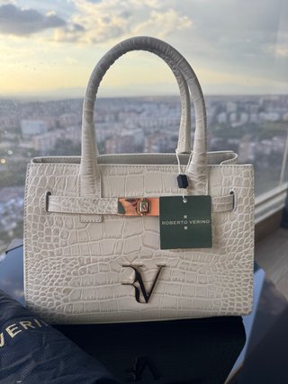 Bolso Roberto Verino elaborada en piel con diseño