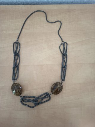 Collar de plata con piedras marrones