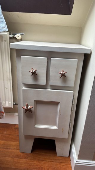 Mesa de noche de madera gris