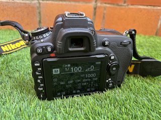 Nikon D750 Full Frame + 3 baterías + Caja