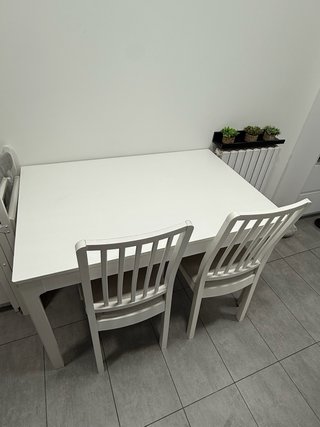 Mesa de cocina blanca y sillas 2