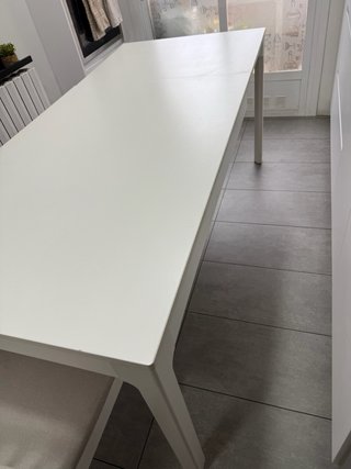 Mesa de cocina blanca y sillas 2