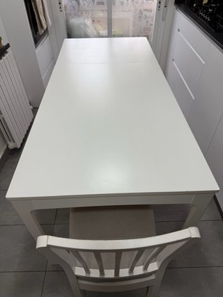 Mesa de cocina blanca y sillas 2