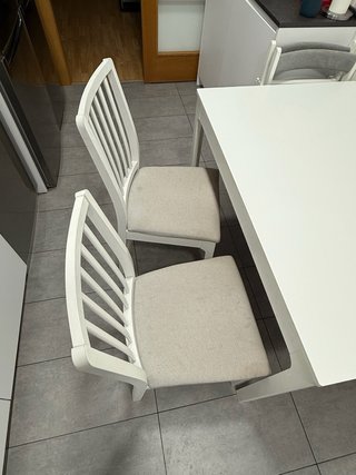 Mesa de cocina blanca y sillas 2