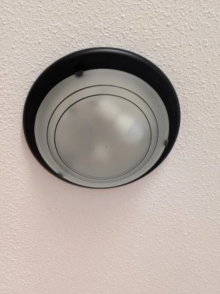 Plafón de techo negro y cristal