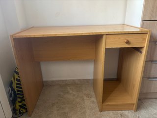 Escritorio de madera con cajón