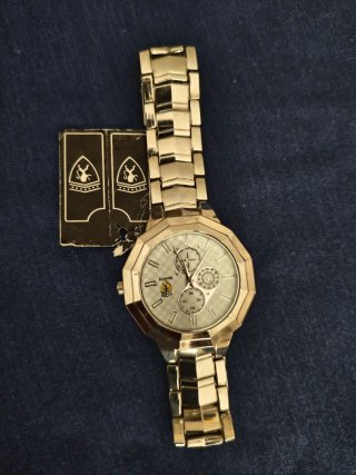 Reloj de pulsera deportivo plateado