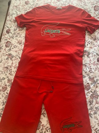 Conjunto Lacoste Roja Talla M y pantalón bolsillos