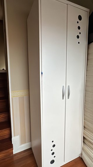 Armario Blanco con Detalles Circulares