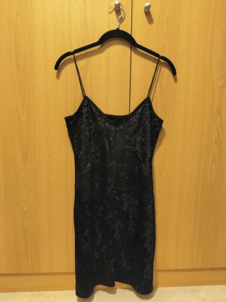 Vestido negro de fiesta con tirantes