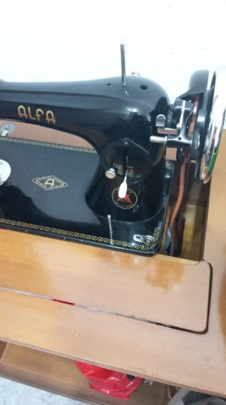 Máquina de coser Alfa antigua