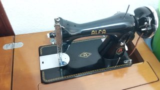 Máquina de coser Alfa antigua