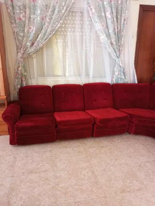 Sofá modular rojo de terciopelo