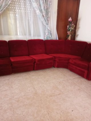 Sofá modular rojo de terciopelo