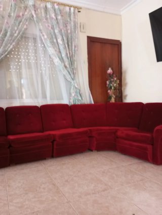 Sofá modular rojo de terciopelo