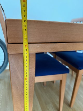 Mesa de comedor de madera con sillas