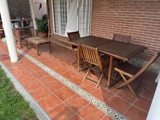 Mesa y sillas de jardín de madera