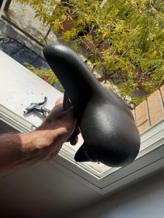 Sillín de bicicleta negro.SELLE ROYAL.