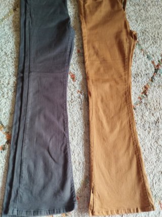 Dos pantalones acampanados