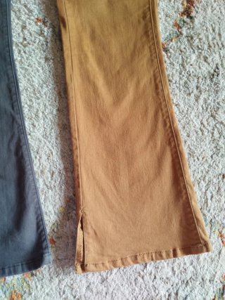 Dos pantalones acampanados