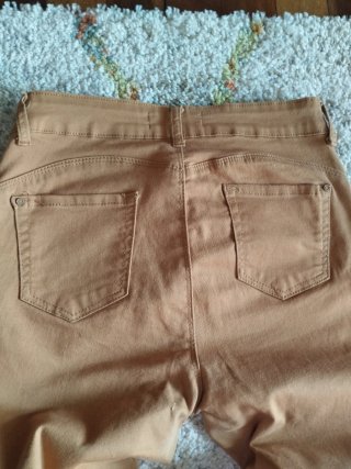 Dos pantalones acampanados