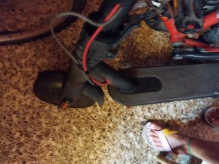 Patinete eléctrico Xiaomi con ruedas duras casco