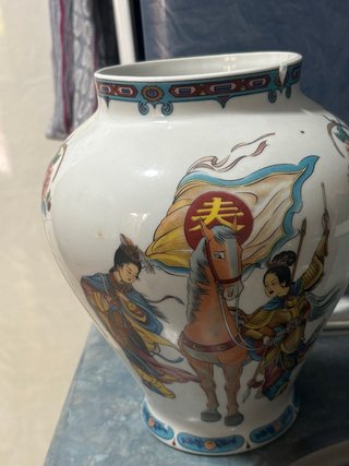 Jarrón de porcelana chino decorado