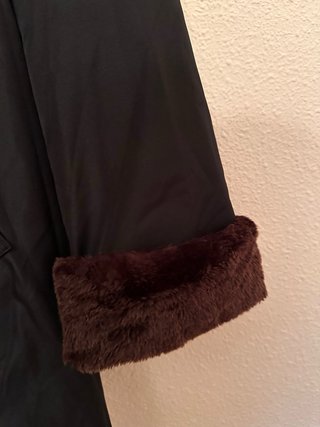 Chaquetón negro con detalles marrones