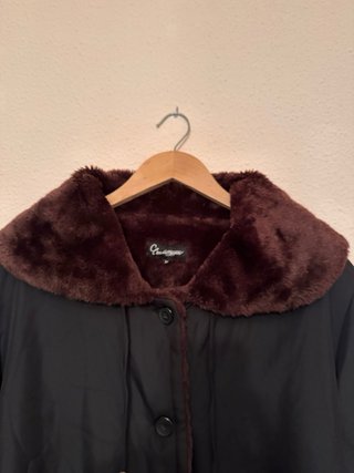 Chaquetón negro con detalles marrones