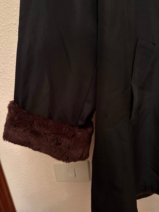 Chaquetón negro con detalles marrones