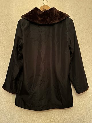 Chaquetón negro con detalles marrones