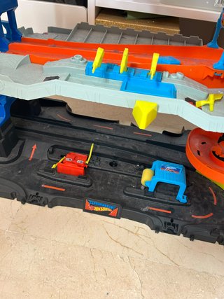 Parking Hot Wheels Ultimate Garage