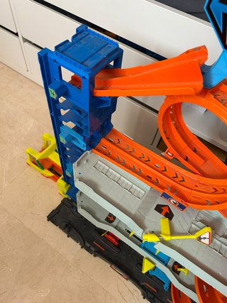 Parking Hot Wheels Ultimate Garage