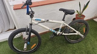 Bicicleta BMX Wipe azul y blanca