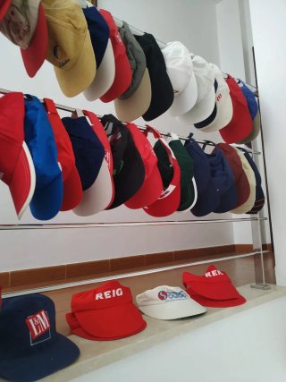 Lote  Gorras Variadas de 59 unidades.