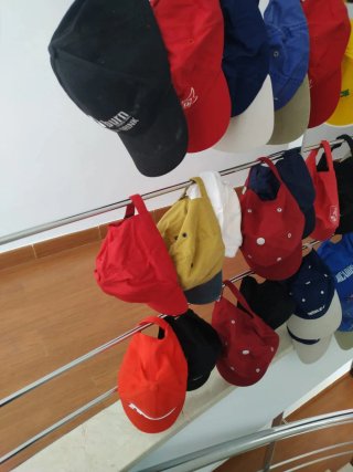 Lote  Gorras Variadas de 59 unidades.