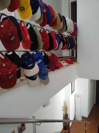 Lote  Gorras Variadas de 59 unidades.