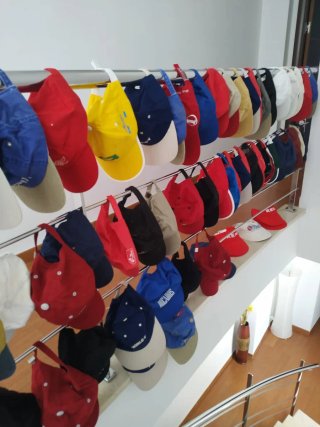 Lote  Gorras Variadas de 59 unidades.