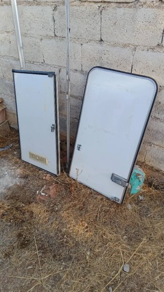 Puerta doble caravana con marco