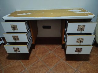 Scrivania in legno con cassetti