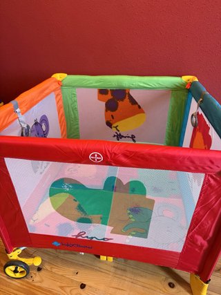Parque infantil cuadrado con ruedas