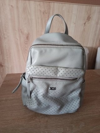 Mochila Xti gris con perforaciones