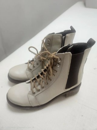 Botines de piel beige y marrón