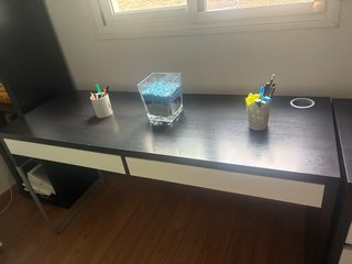 Mesa de escritorio con dos cajones